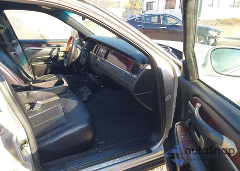 2005 Lincoln Town Car Signature Limited из США, поврежденный, VIN 1LNHM82W65Y668882